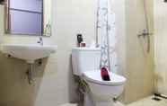 Toilet Kamar 5 1BR with Extra Balcony The Oasis Apartment Cikarang By Travelio