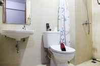 Toilet Kamar 1BR with Extra Balcony The Oasis Apartment Cikarang By Travelio