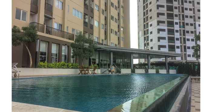 Kolam Renang 1BR with Extra Balcony The Oasis Apartment Cikarang By Travelio