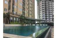 สระว่ายน้ำ 1BR with Extra Balcony The Oasis Apartment Cikarang By Travelio