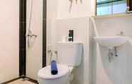 Toilet Kamar 6 Studio Cozy Apartment @ Grand Kamala Lagoon By Travelio