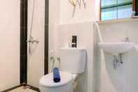 Toilet Kamar Studio Cozy Apartment @ Grand Kamala Lagoon By Travelio