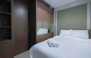 Bilik Tidur 5 2BR Cozy with Sofa Bed Cervino Tebet Apartment By Travelio