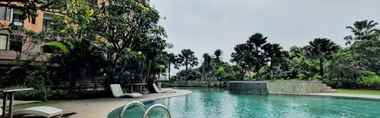 Swimming Pool 2 2BR Cozy with Sofa Bed Cervino Tebet Apartment By Travelio