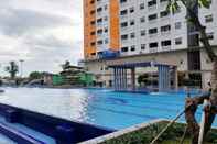 Kolam Renang Comfortable Furnished Studio Green Pramuka City Apartment By Travelio