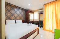 Kamar Tidur  Studio Pool View at Kebagusan City Apartment By Travelio