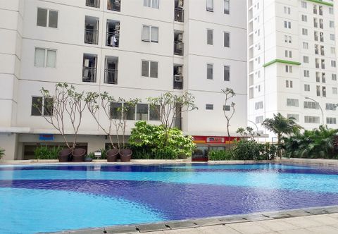 Lobi Minimalist 2BR Bassura City Apartment By Travelio