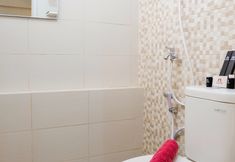 Bilik Mandi dalam Bilik 4 Minimalist 2BR Bassura City Apartment By Travelio