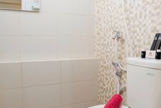 Bilik Mandi dalam Bilik Minimalist 2BR Bassura City Apartment By Travelio