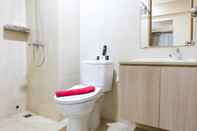 Toilet Kamar Fancy 1BR Oasis Cikarang Apartment By Travelio