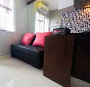 Ruang Umum 2 Relaxing 2BR Green Pramuka Apartment By Travelio