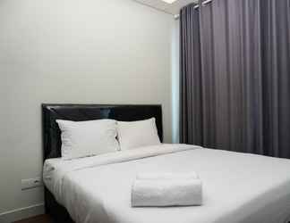 Kamar Tidur 2 Modern Living 1BR Puri Mansion Apartment By Travelio