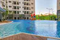 Swimming Pool Affordable 1BR Signature Park Grande Apartment By Travelio