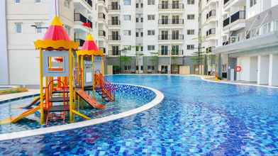 Swimming Pool 4 Affordable 1BR Signature Park Grande Apartment By Travelio