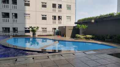 Swimming Pool 4 Comfy Apartment 2BR at Green Pramuka By Travelio