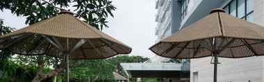 สระว่ายน้ำ 2 Nice 1BR Veranda Residence at Puri Apartment by Travelio