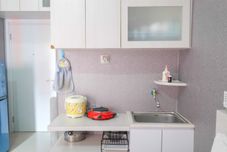 Toilet Kamar Homey Studio Green Pramuka Apartment By Travelio