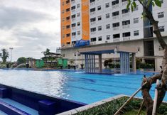 Hồ bơi 2 Homey Studio Green Pramuka Apartment By Travelio