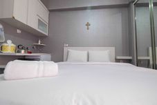 Kamar Tidur Homey Studio Green Pramuka Apartment By Travelio