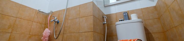 Toilet Kamar 4 Homey Studio Green Pramuka Apartment By Travelio