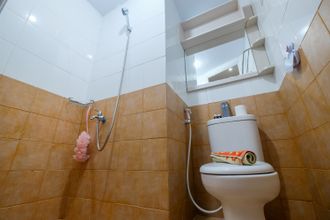 Toilet Kamar 4 Homey Studio Green Pramuka Apartment By Travelio