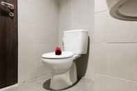Toilet Kamar Comfortable  Studio Bintaro Icon Apartment By Travelio