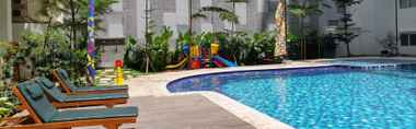 Swimming Pool 2 Studio Simply at Signature Park Grande Apartment By Travelio