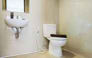 Toilet Kamar 6 1BR Nice Apartment at M-Town Signature By Travelio