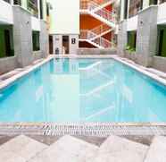 Kolam Renang 4 Comfy Studio Room Apartment at High Point Serviced By Travelio