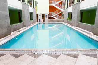 Swimming Pool 4 Comfy Studio Room Apartment at High Point Serviced By Travelio