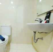 Toilet Kamar 5 Cozy Studio Room Apartment at Elvis Tower By Travelio