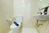 Toilet Kamar Cozy Studio Room Apartment at Elvis Tower By Travelio