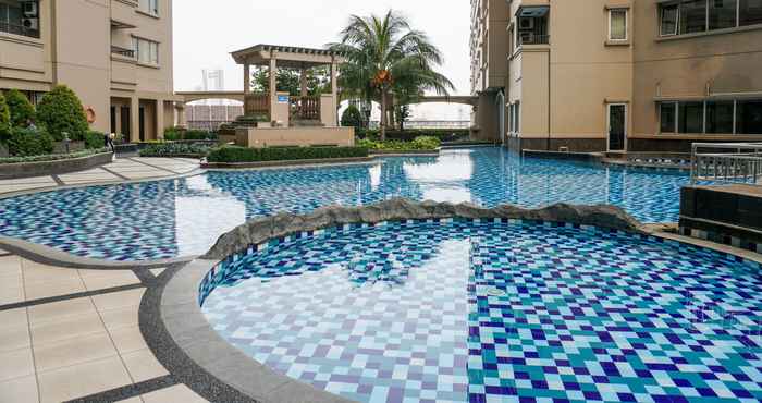 Kolam Renang 3BR Exclusive Sea View Ancol Mediterania Apartment By Travelio