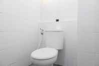 Toilet Kamar 1BR + 1 Cozy at Kemang View Apartment Bekasi By Travelio