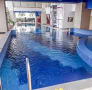 Swimming Pool 4 Warm Studio Apartment at Mangga Dua Residence By Travelio