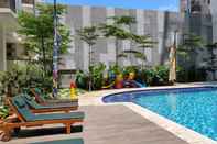 Swimming Pool Studio Modern at Signature Park Grande Apartment By Travelio