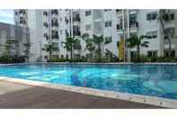 Swimming Pool New Studio at Signature Park Grande Apartment By Travelio