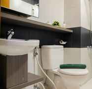 Toilet Kamar 5 Cool 1BR with Sofa Bed @ Cinere Bellevue Apartment By Travelio