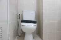 Toilet Kamar 1BR Private Apartment Parahyangan Residence With Mountain View By Travelio