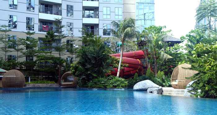 Kolam Renang 1BR City View The Mansion Kemayoran Apartment By Travelio