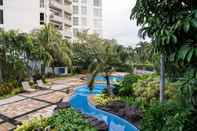 Kolam Renang 3BR Spacious puri Casablanca Apartment near Kota Kasablanka Mall By Travelio