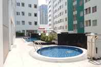 สระว่ายน้ำ 2BR Comfortable Apartment at Pavilion Permata By Travelio