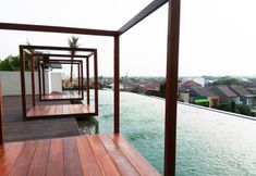 Lobi 2 Comfy and Modern 2BR Grand Kamala Lagoon By Travelio