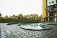 Kolam Renang 2BR Modern With City View @ Pancoran Riverside Apartment By Travelio