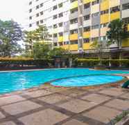 Kolam Renang 2 2BR Comfortable Apartment at Sentra Timur Residence By Travelio