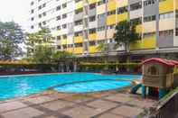 Swimming Pool 2BR Comfortable Apartment at Sentra Timur Residence By Travelio