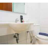 Toilet Kamar 5 3BR Marvelous at Waterplace Apartement By Travelio