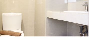 Phòng tắm bên trong 5 Convenient Studio Room Galeri Ciumbuleuit 3 Apartement By Travelio