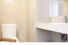 Phòng tắm bên trong Convenient Studio Room Galeri Ciumbuleuit 3 Apartement By Travelio