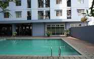 สระว่ายน้ำ 3 2BR Nice Green Park View Daan Mogot Apartment By Travelio